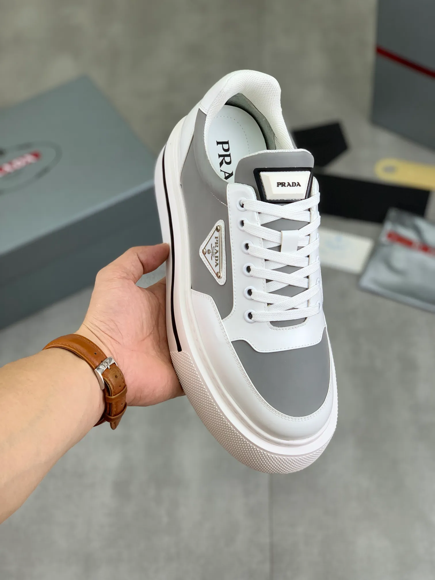 Men's shoes 💰P580 new (higher version) new models are available at PRADA counters simultaneously, new men's shoes, 😘 fabrics are selected from original calfskin. First layer of imported silk cowhide lining. The original version is awesome! 👍🏿Original open-molded non-slip PU outsole, with exquisite lines, simple and elegant, super comfortable and classy on foot, suitable for leisure travel. Code number: 38 to 44 (45 customized) 4️⃣ colors available